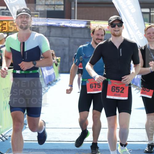 10.08.2025 - GEWOBA Citytriathlon Bremen H.Heesch http://msf.ph/oto/8556754 10.08.2025 14:35:30 Ziel 596, 632, 652, 941 meine-sportfotos.de