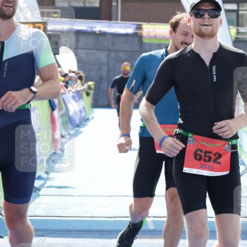 10.08.2025 - GEWOBA Citytriathlon Bremen H.Heesch http://msf.ph/oto/8556758 10.08.2025 14:35:30 Ziel 596, 632, 652, 941 meine-sportfotos.de