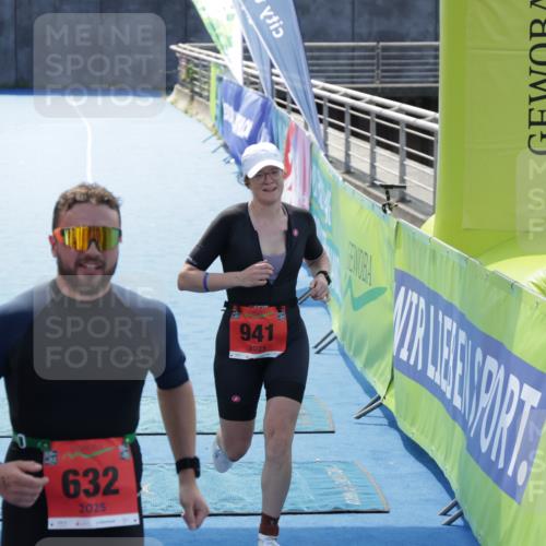 10.08.2025 - GEWOBA Citytriathlon Bremen H.Heesch http://msf.ph/oto/8556774 10.08.2025 14:35:35 Ziel 596, 632, 652, 941 meine-sportfotos.de