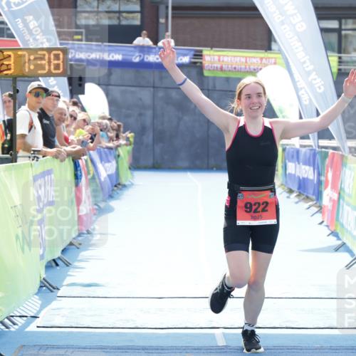 10.08.2025 - GEWOBA Citytriathlon Bremen H.Heesch http://msf.ph/oto/8556830 10.08.2025 14:37:42 Ziel 922 meine-sportfotos.de