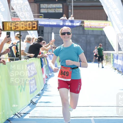 10.08.2025 - GEWOBA Citytriathlon Bremen H.Heesch http://msf.ph/oto/8556857 10.08.2025 14:38:07 Ziel 877, 949 meine-sportfotos.de