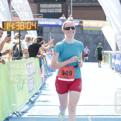 10.08.2025 - GEWOBA Citytriathlon Bremen H.Heesch http://msf.ph/oto/8556859 10.08.2025 14:38:08 Ziel 877, 949 meine-sportfotos.de