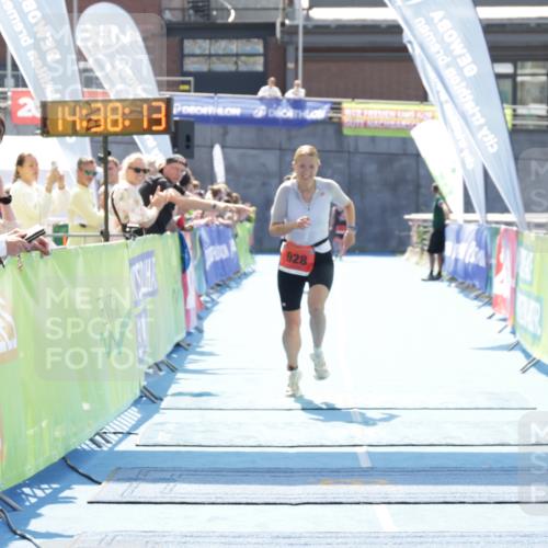 10.08.2025 - GEWOBA Citytriathlon Bremen H.Heesch http://msf.ph/oto/8556871 10.08.2025 14:38:17 Ziel 803, 928 meine-sportfotos.de