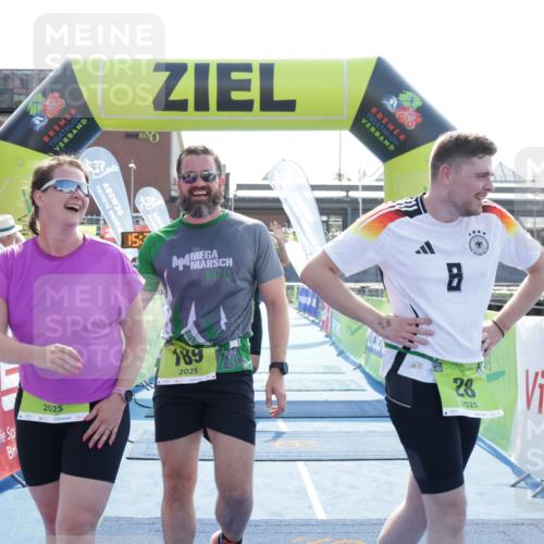 10.08.2025 - GEWOBA Citytriathlon Bremen H.Heesch http://msf.ph/oto/8556921 10.08.2025 15:32:38 Ziel 28, 189, 367, 448, 457 meine-sportfotos.de