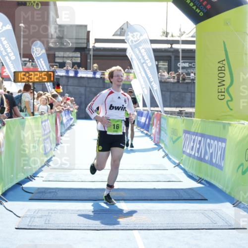 10.08.2025 - GEWOBA Citytriathlon Bremen H.Heesch http://msf.ph/oto/8556962 10.08.2025 15:33:01 Ziel 16, 54, 368, 385 meine-sportfotos.de