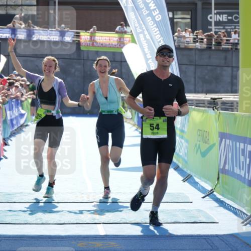 10.08.2025 - GEWOBA Citytriathlon Bremen H.Heesch http://msf.ph/oto/8556971 10.08.2025 15:33:03 Ziel 16, 54, 368, 385 meine-sportfotos.de