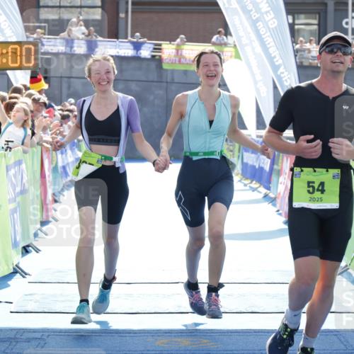 10.08.2025 - GEWOBA Citytriathlon Bremen H.Heesch http://msf.ph/oto/8556975 10.08.2025 15:33:04 Ziel 16, 54, 368, 385 meine-sportfotos.de