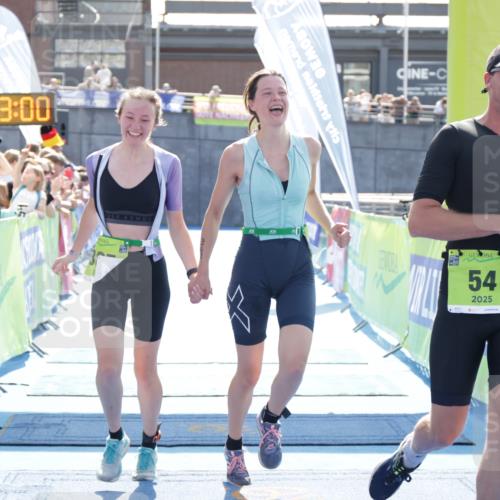 10.08.2025 - GEWOBA Citytriathlon Bremen H.Heesch http://msf.ph/oto/8556979 10.08.2025 15:33:04 Ziel 16, 54, 368, 385 meine-sportfotos.de