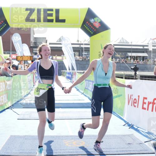 10.08.2025 - GEWOBA Citytriathlon Bremen H.Heesch http://msf.ph/oto/8556985 10.08.2025 15:33:05 Ziel 16, 54, 368, 385 meine-sportfotos.de
