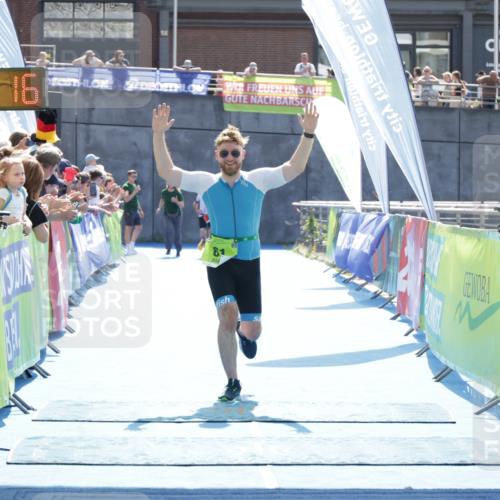 10.08.2025 - GEWOBA Citytriathlon Bremen H.Heesch http://msf.ph/oto/8556990 10.08.2025 15:33:20 Ziel 61 meine-sportfotos.de