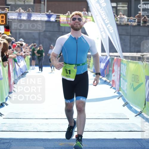 10.08.2025 - GEWOBA Citytriathlon Bremen H.Heesch http://msf.ph/oto/8557000 10.08.2025 15:33:22 Ziel 61 meine-sportfotos.de