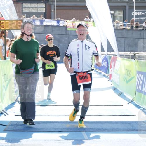 10.08.2025 - GEWOBA Citytriathlon Bremen H.Heesch http://msf.ph/oto/8557009 10.08.2025 15:33:32 Ziel 358, 909 meine-sportfotos.de