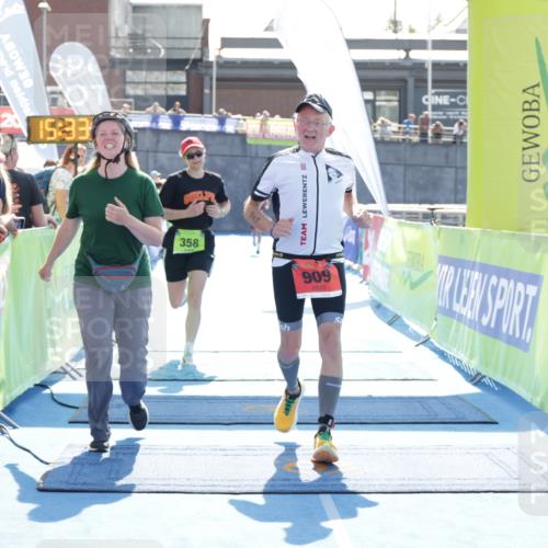 10.08.2025 - GEWOBA Citytriathlon Bremen H.Heesch http://msf.ph/oto/8557014 10.08.2025 15:33:33 Ziel 358, 909 meine-sportfotos.de