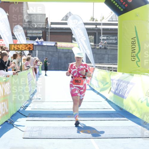 10.08.2025 - GEWOBA Citytriathlon Bremen H.Heesch http://msf.ph/oto/8557101 10.08.2025 14:49:33 Ziel 962 meine-sportfotos.de