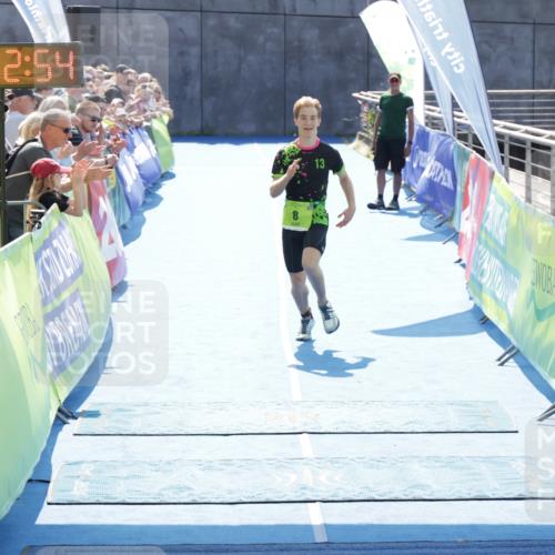10.08.2025 - GEWOBA Citytriathlon Bremen H.Heesch http://msf.ph/oto/8557405 10.08.2025 15:02:58 Ziel 8 meine-sportfotos.de
