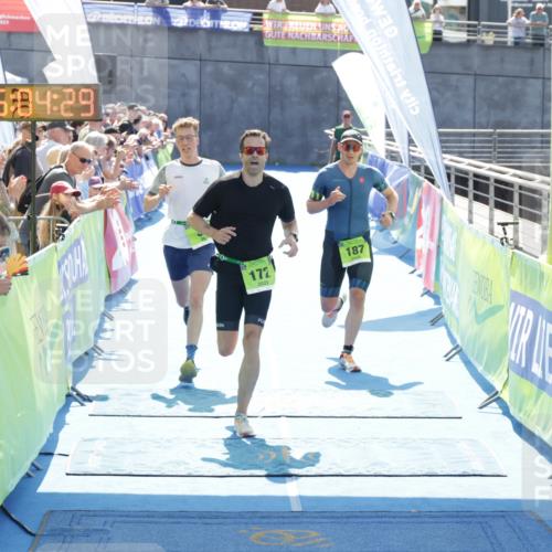 10.08.2025 - GEWOBA Citytriathlon Bremen H.Heesch http://msf.ph/oto/8557485 10.08.2025 15:04:33 Ziel 33, 172, 187 meine-sportfotos.de