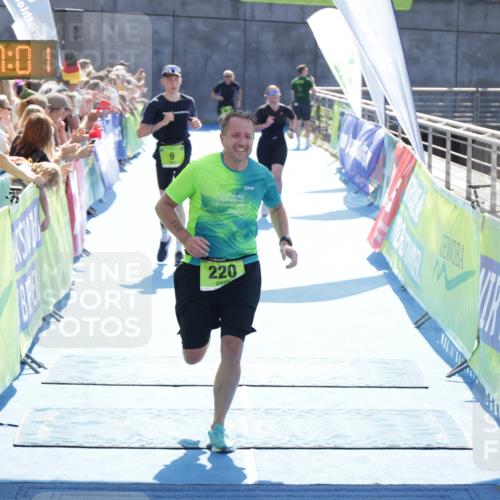 10.08.2025 - GEWOBA Citytriathlon Bremen H.Heesch http://msf.ph/oto/8557506 10.08.2025 15:37:05 Ziel 9, 220, 359 meine-sportfotos.de