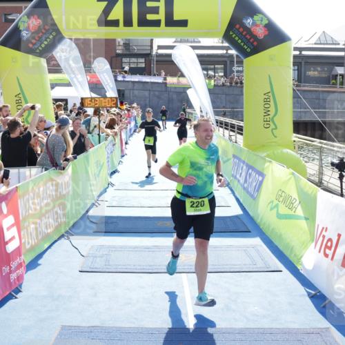 10.08.2025 - GEWOBA Citytriathlon Bremen H.Heesch http://msf.ph/oto/8557514 10.08.2025 15:37:06 Ziel 9, 220, 359 meine-sportfotos.de