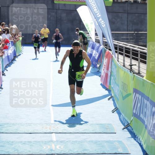 10.08.2025 - GEWOBA Citytriathlon Bremen H.Heesch http://msf.ph/oto/8557614 10.08.2025 15:38:03 Ziel 318 meine-sportfotos.de
