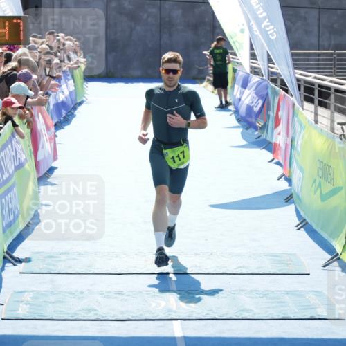 10.08.2025 - GEWOBA Citytriathlon Bremen H.Heesch http://msf.ph/oto/8557686 10.08.2025 15:07:51 Ziel 10, 117 meine-sportfotos.de