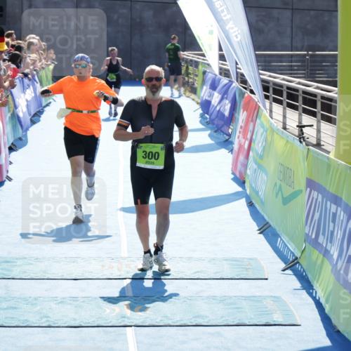 10.08.2025 - GEWOBA Citytriathlon Bremen H.Heesch http://msf.ph/oto/8557728 10.08.2025 15:38:57 Ziel 120, 275, 300 meine-sportfotos.de