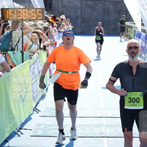 10.08.2025 - GEWOBA Citytriathlon Bremen H.Heesch http://msf.ph/oto/8557737 10.08.2025 15:38:59 Ziel 275, 300, 530 meine-sportfotos.de