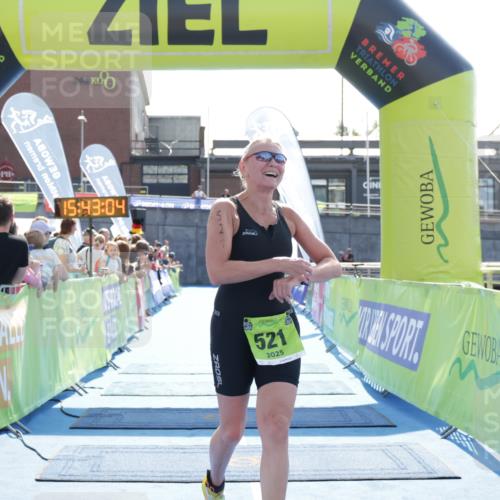 10.08.2025 - GEWOBA Citytriathlon Bremen H.Heesch http://msf.ph/oto/8557928 10.08.2025 15:43:08 Ziel 392, 393, 521 meine-sportfotos.de
