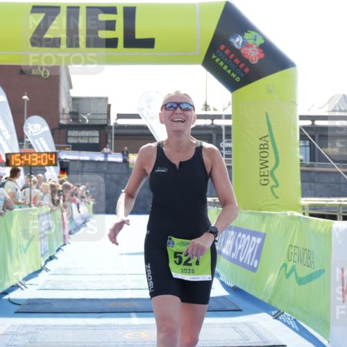 10.08.2025 - GEWOBA Citytriathlon Bremen H.Heesch http://msf.ph/oto/8557929 10.08.2025 15:43:08 Ziel 392, 393, 521 meine-sportfotos.de
