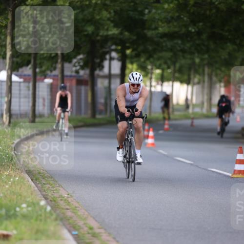10.08.2025 - GEWOBA Citytriathlon Bremen Yannick Fuchs http://msf.ph/oto/8558058 10.08.2025 12:29:37 Radfahren 645, 679, 687, 751, 771, 922, 927, 1030 meine-sportfotos.de