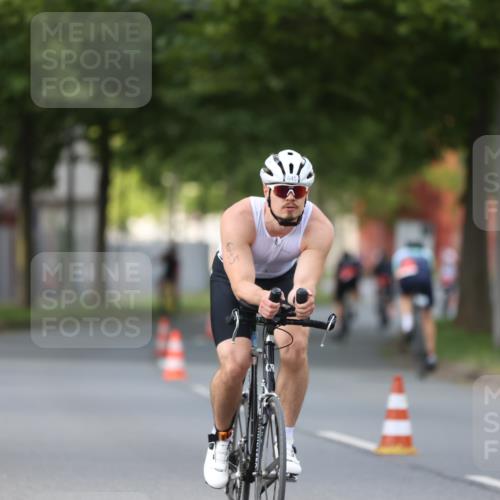 10.08.2025 - GEWOBA Citytriathlon Bremen Yannick Fuchs http://msf.ph/oto/8558059 10.08.2025 12:29:38 Radfahren 645, 679, 687, 751, 771, 922, 927, 942, 1030 meine-sportfotos.de