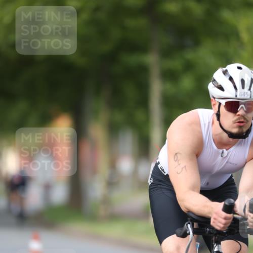 10.08.2025 - GEWOBA Citytriathlon Bremen Yannick Fuchs http://msf.ph/oto/8558063 10.08.2025 12:29:39 Radfahren 645, 687, 751, 771, 922, 927, 942 meine-sportfotos.de