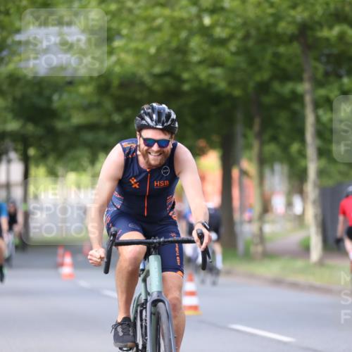 10.08.2025 - GEWOBA Citytriathlon Bremen Yannick Fuchs http://msf.ph/oto/8558096 10.08.2025 12:29:58 Radfahren 640, 675, 688, 699, 717, 751, 760, 769, 875, 942, 960 meine-sportfotos.de