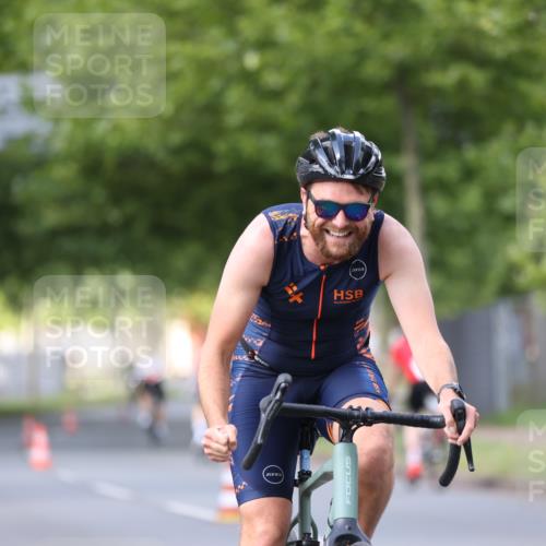 10.08.2025 - GEWOBA Citytriathlon Bremen Yannick Fuchs http://msf.ph/oto/8558098 10.08.2025 12:29:58 Radfahren 640, 675, 688, 699, 717, 751, 760, 769, 875, 942, 960 meine-sportfotos.de