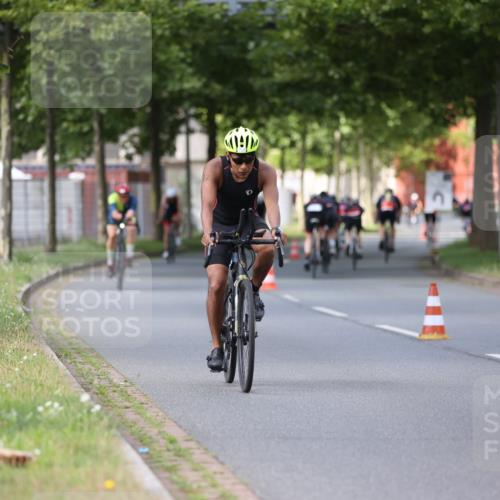 10.08.2025 - GEWOBA Citytriathlon Bremen Yannick Fuchs http://msf.ph/oto/8558117 10.08.2025 12:30:05 Radfahren 640, 675, 688, 699, 717, 760, 769, 875, 884, 935, 960, 1013 meine-sportfotos.de