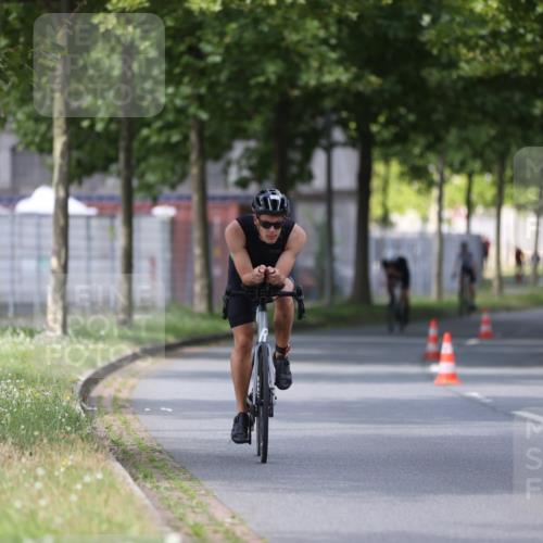 10.08.2025 - GEWOBA Citytriathlon Bremen Yannick Fuchs http://msf.ph/oto/8558180 10.08.2025 12:30:29 Radfahren 722, 733, 745, 767, 823, 924, 932, 937, 943, 1011 meine-sportfotos.de