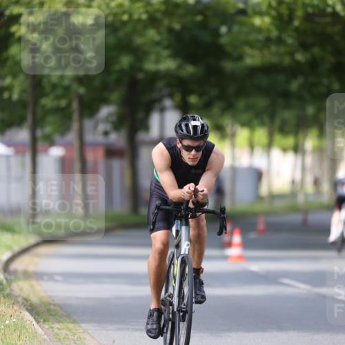 10.08.2025 - GEWOBA Citytriathlon Bremen Yannick Fuchs http://msf.ph/oto/8558182 10.08.2025 12:30:30 Radfahren 722, 733, 745, 767, 823, 924, 932, 937, 943, 1011 meine-sportfotos.de