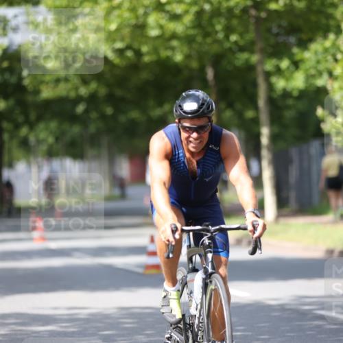 10.08.2025 - GEWOBA Citytriathlon Bremen Yannick Fuchs http://msf.ph/oto/8558381 10.08.2025 12:31:58 Radfahren 552, 615, 627, 657, 666, 667, 689, 770, 806, 838, 839, 857, 873, 876, 888, 897 meine-sportfotos.de