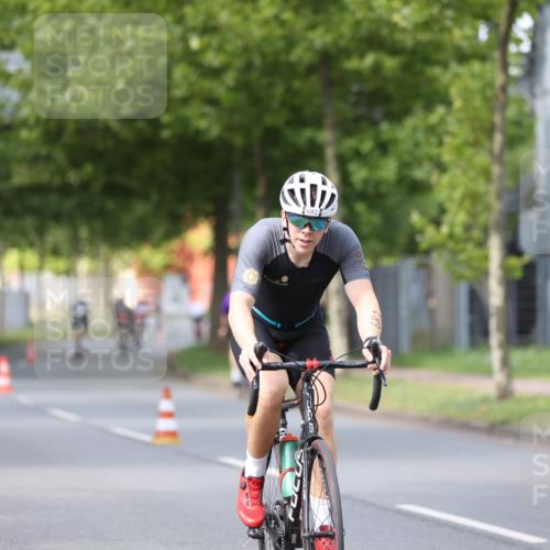 10.08.2025 - GEWOBA Citytriathlon Bremen Yannick Fuchs http://msf.ph/oto/8558425 10.08.2025 12:32:13 Radfahren 551, 682, 689, 735, 770, 806, 838, 857, 876, 888, 897 meine-sportfotos.de