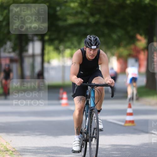 10.08.2025 - GEWOBA Citytriathlon Bremen Yannick Fuchs http://msf.ph/oto/8558467 10.08.2025 12:32:29 Radfahren 551, 641, 643, 648, 735, 776, 840, 959, 1017 meine-sportfotos.de