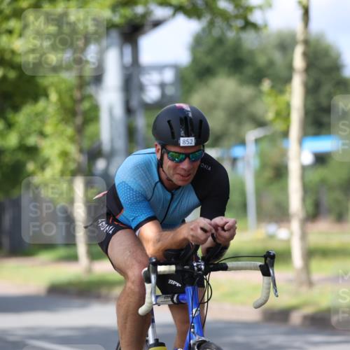 10.08.2025 - GEWOBA Citytriathlon Bremen Yannick Fuchs http://msf.ph/oto/8558511 10.08.2025 12:32:47 Radfahren 566, 604, 643, 681, 715, 852, 959, 1010, 1016, 1017 meine-sportfotos.de