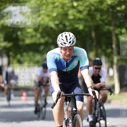 10.08.2025 - GEWOBA Citytriathlon Bremen Yannick Fuchs http://msf.ph/oto/8558519 10.08.2025 12:32:55 Radfahren 566, 604, 626, 664, 681, 715, 824, 852, 1010, 1016 meine-sportfotos.de