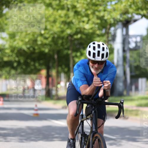 10.08.2025 - GEWOBA Citytriathlon Bremen Yannick Fuchs http://msf.ph/oto/8558590 10.08.2025 12:33:19 Radfahren 554, 708, 738, 824, 836, 859 meine-sportfotos.de