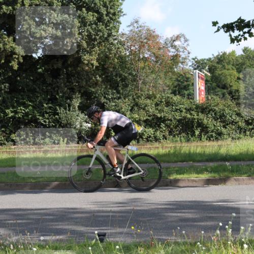 10.08.2025 - GEWOBA Citytriathlon Bremen Yannick Fuchs http://msf.ph/oto/8558659 10.08.2025 10:33:12 Radfahren 105, 355, 389, 390, 420, 421, 430, 448 meine-sportfotos.de