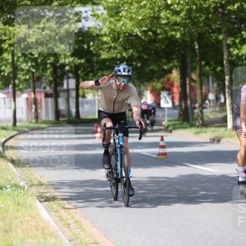 10.08.2025 - GEWOBA Citytriathlon Bremen Yannick Fuchs http://msf.ph/oto/8558717 10.08.2025 12:34:27 Radfahren 553, 584, 686, 822, 834, 891, 912, 914, 1027, 1037 meine-sportfotos.de
