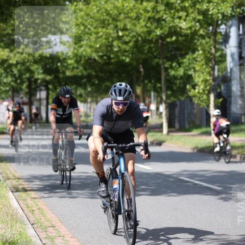 10.08.2025 - GEWOBA Citytriathlon Bremen Yannick Fuchs http://msf.ph/oto/8559157 10.08.2025 12:38:11 Radfahren 557, 618, 671, 761, 764, 782, 784, 825, 844, 853, 1018 meine-sportfotos.de