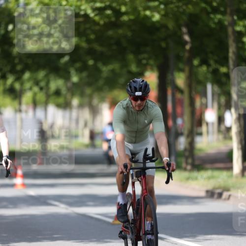 10.08.2025 - GEWOBA Citytriathlon Bremen Yannick Fuchs http://msf.ph/oto/8559238 10.08.2025 12:38:52 Radfahren 555, 662, 720, 740, 762, 772, 797, 892, 940, 969, 978, 1019 meine-sportfotos.de