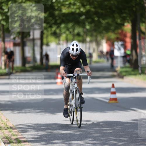 10.08.2025 - GEWOBA Citytriathlon Bremen Yannick Fuchs http://msf.ph/oto/8559245 10.08.2025 12:38:54 Radfahren 555, 658, 720, 740, 762, 772, 797, 892, 940, 969, 978, 1019 meine-sportfotos.de