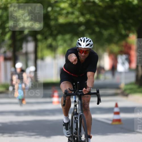 10.08.2025 - GEWOBA Citytriathlon Bremen Yannick Fuchs http://msf.ph/oto/8559256 10.08.2025 12:38:58 Radfahren 555, 658, 720, 740, 762, 892, 900, 940, 969, 978, 1019 meine-sportfotos.de