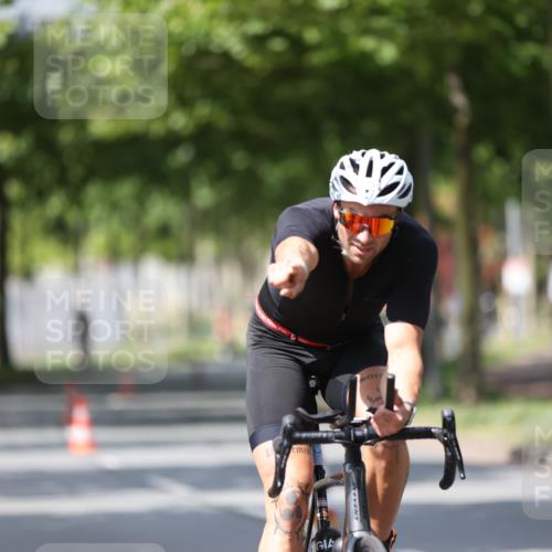 10.08.2025 - GEWOBA Citytriathlon Bremen Yannick Fuchs http://msf.ph/oto/8559258 10.08.2025 12:38:58 Radfahren 555, 658, 720, 740, 762, 892, 900, 940, 969, 978, 1019 meine-sportfotos.de