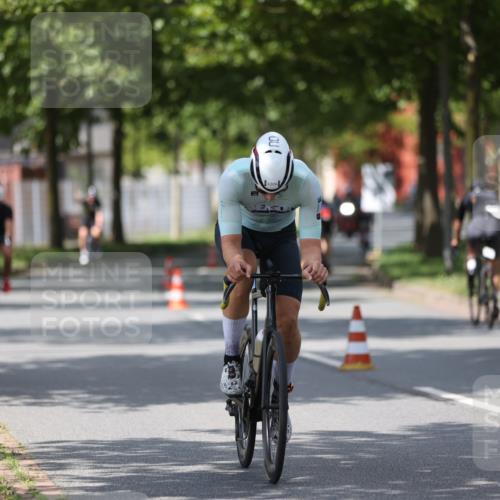 10.08.2025 - GEWOBA Citytriathlon Bremen Yannick Fuchs http://msf.ph/oto/8559307 10.08.2025 12:39:15 Radfahren 658, 696, 709, 729, 758, 869, 900, 969, 1006 meine-sportfotos.de